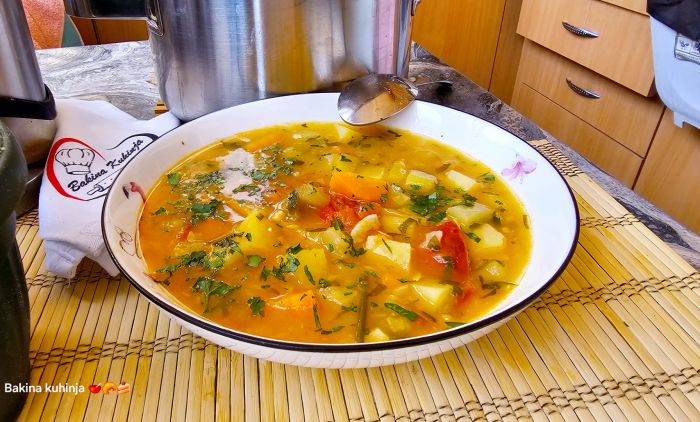 ФАНТАСТИЧНО ЈЕЛО: Рецепт за посну чорбу без запршке, паприкаш са тиквицама и кромпиром