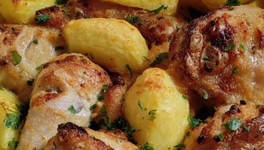 ZAPEČENI KROMPIR SA PILEĆIM BATACIMA: Ukusniji ručak od odvogne možete da spremite (RECEPT/VIDEO)