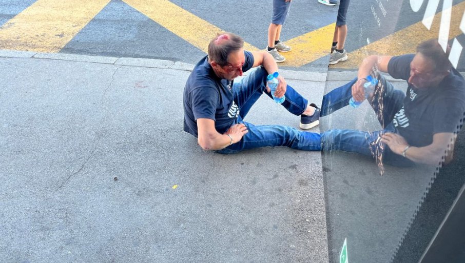 JEZIVO NASILJE BLOKADERA U BEOGRADU: Pretukli muškarca i ostavili ga da krvari (UZNEMIRUJUĆI VIDEO)