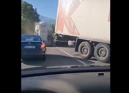 СУДАР КАМИОНА И АУТОМОБИЛА: Тежак удес код Мостара, увиђај траје сатима (ВИДЕО)