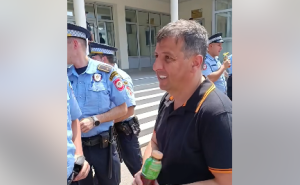 ОДУШЕВИО ПРИСУТНЕ: Вукановић притекао у помоћ полицајцима испред суда (ВИДЕО)