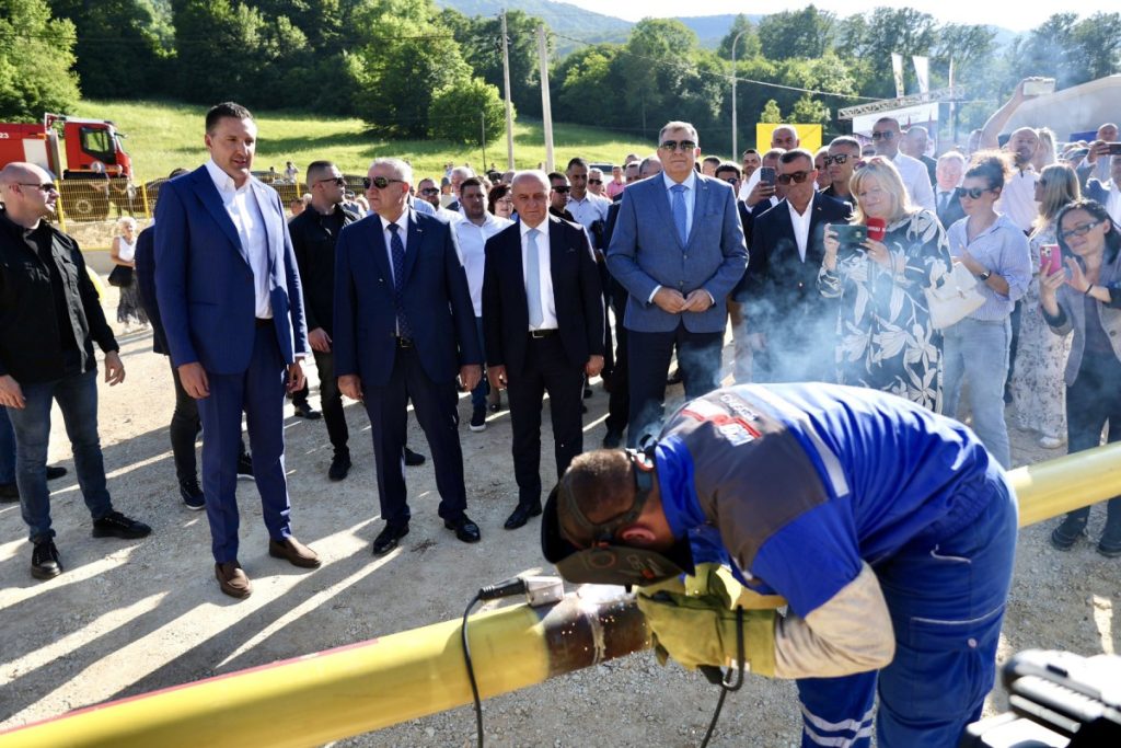 VELIKI DAN ZA ISTOČNI DIO SRPSKE: Počeli radovi na gasovodu Šekovići-Vlasenica-Milići, na ceremoniji Dodik i Kalabuhov (FOTO)