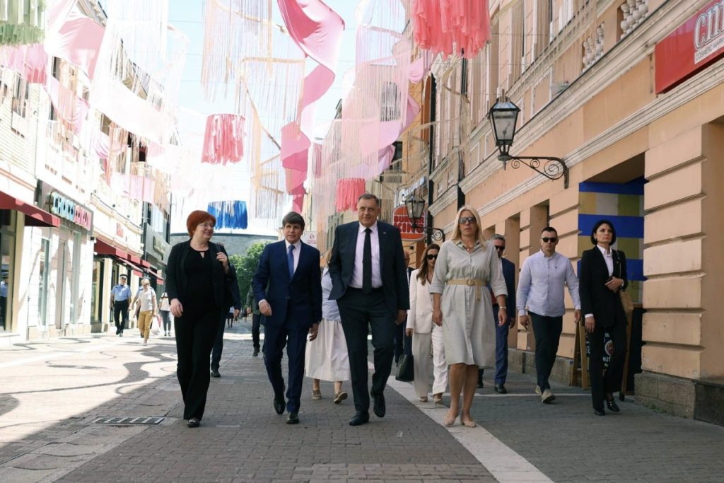 U CENTRU BANJALUKE: Dodik, Blagojević i Cvijanović prošetali Gospodskom ulicom (FOTO)