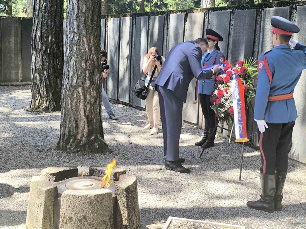 ДАНАС СЕ ОБИЉЕЖАВАЈУ 83 ГОДИНЕ ОД БИТКЕ НА КОЗАРИ: Предсједник Српске положио вијенце (ФОТО)