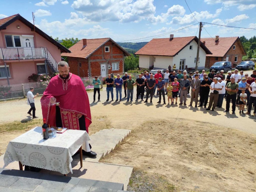 NIKO NIJE ODGOVARAO ZA ZLOČINE NI NAKON 33 GODINE: Služen parastos za ubijene Srbe u Brežanima (FOTO)