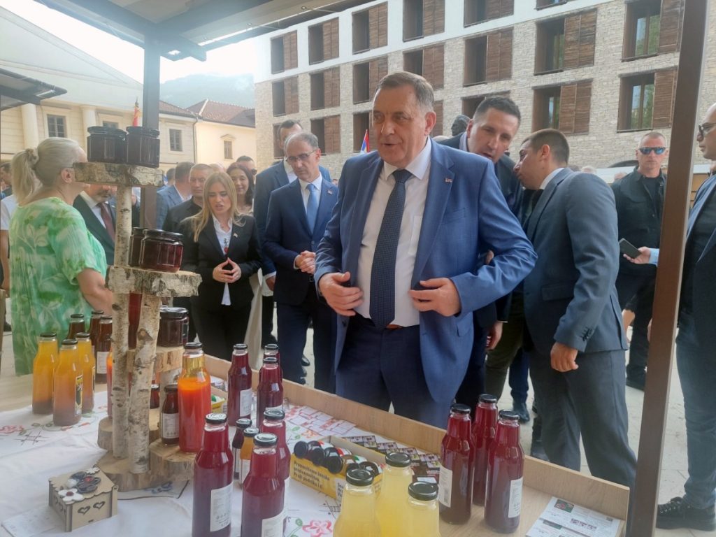 ПРЕДСЈЕДНИК СРПСКЕ ПОСЈЕТИО МАНИФЕСТАЦИЈУ: „Сусрет на Дрини – мостови српског јединства“ у Вишеграду (ФОТО)