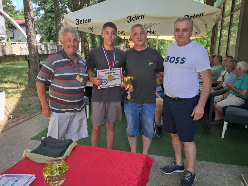 NAČELNIK OPŠTINE KOTOR VAROŠ POBJEDNIK: Takmičenje u lovu ribe udicom na plovak na rijeci Vrbanji (FOTO)