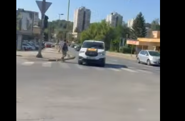 ПОВРИЈЕЂЕНА ТРИ ПЈЕШАКА, ОБУСТАВЉЕН САОБРАЋАЈ: Стравична несрећа у Тузли (ВИДЕО)