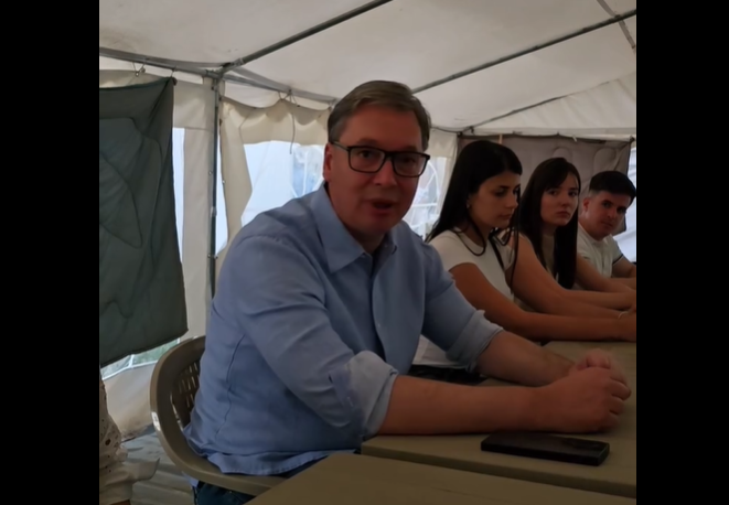 „NOVOSTI“ SAZNAJU: Vučić izašao pred građane u Pionirski park – zamolio za mir i poručio da je država snažna