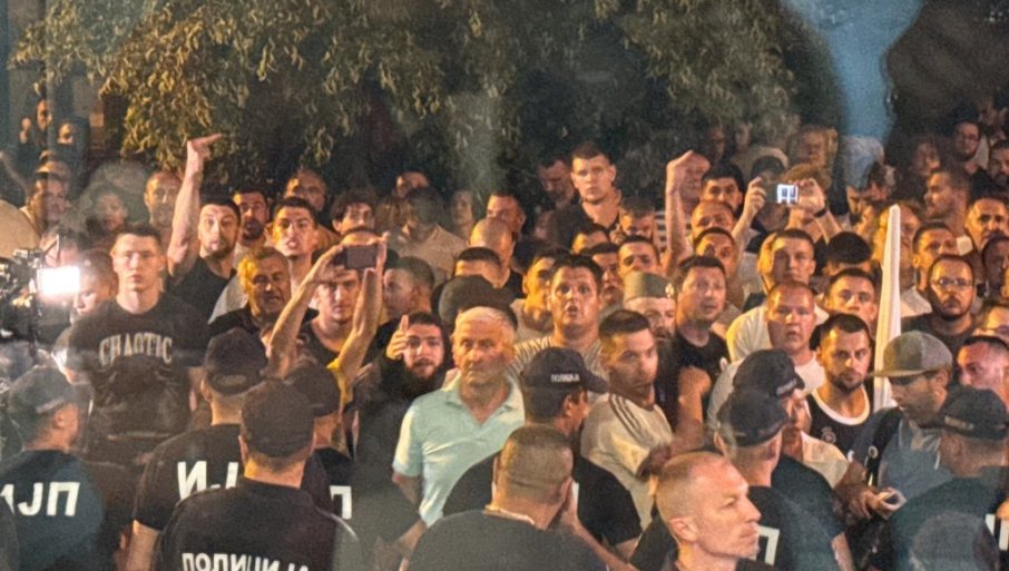 BLOKADERI BANDITI PRAVE HAOS U KOSJERIĆU: Opkolili zgradu opštine, gađaju je jajima