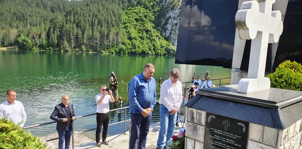 DODIK I BLAGOJEVIĆ POSJETILI STARI BROD: Položili vijence na spomen-obilježje ubijenim Srbima u Drugom svjetskom ratu