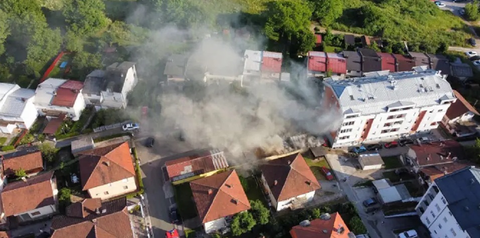 DETALJI POŽARA U BANJALUCI: Vatra zahvatila garaže na Starčevici (VIDEO)