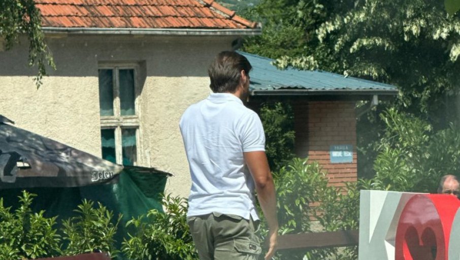 TERORIŠE NAROD: Roleks blokader sa njemačkom stipendijom poprskao ljude suzavcem (FOTO)