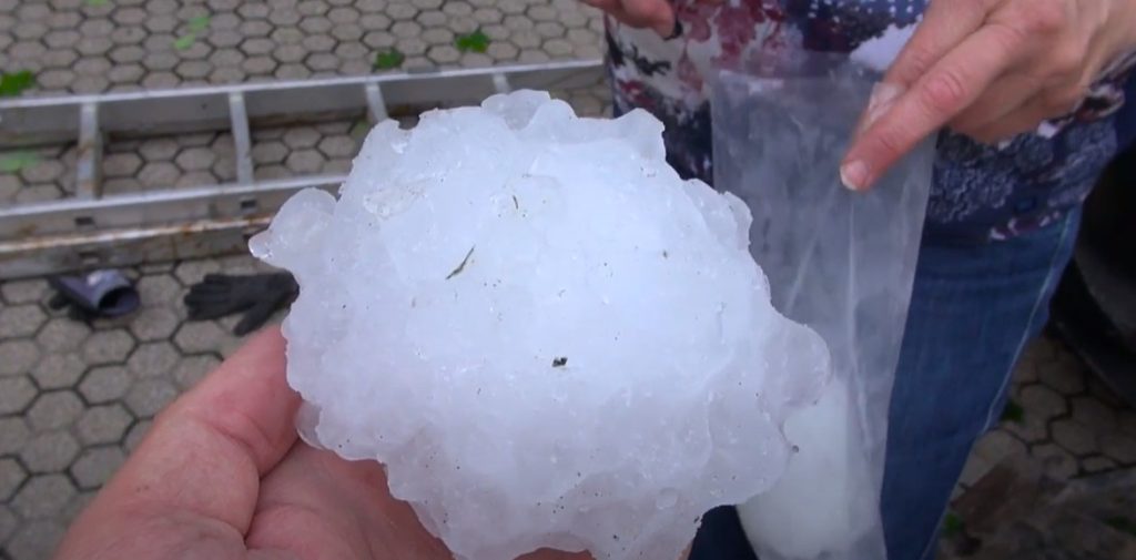 NEVRIJEME POGODILO SLOVENIJU: Padao led veličine pomorandže