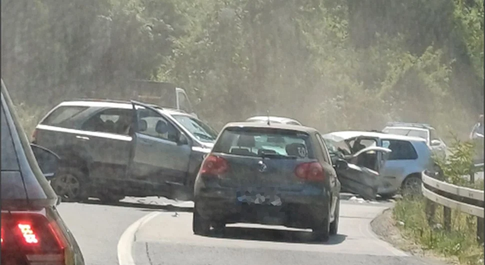 СМРСКАН ГОЛФ, ПОВРИЈЕЂЕНИ ПРЕВЕЗЕН НА УКЦ: Тешка саобраћајна несрећа код Челинца