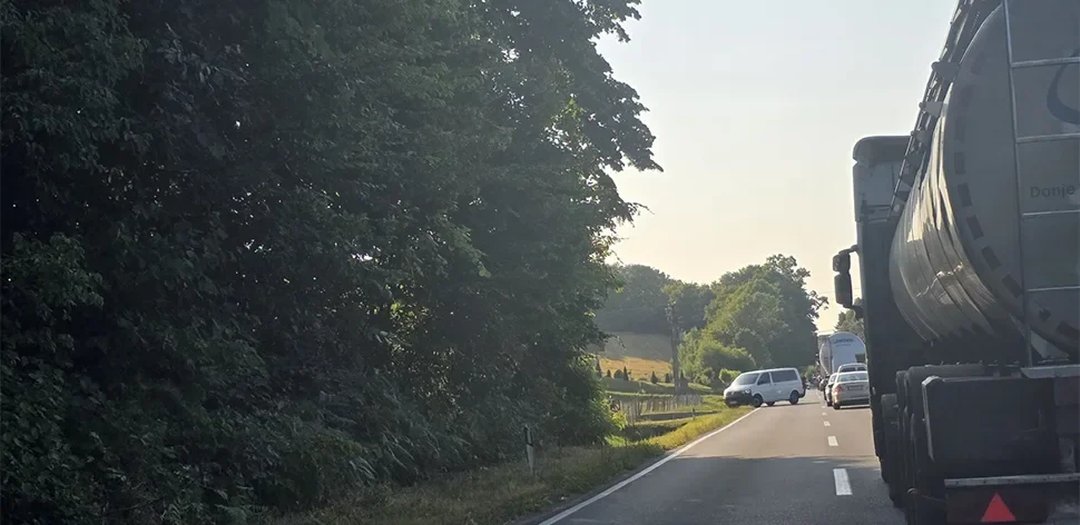 ŽESTOK SUKOB MIGRANATA U MJESTU ORAHOVA: Na terenu policija sa dugim cijevima