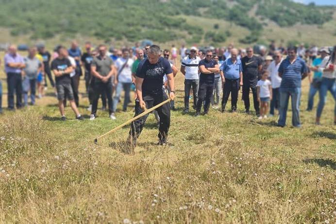 „PRIRODNA TERETANA“: Nenad Nešić pokosio travu pa digao tri prsta (VIDEO)