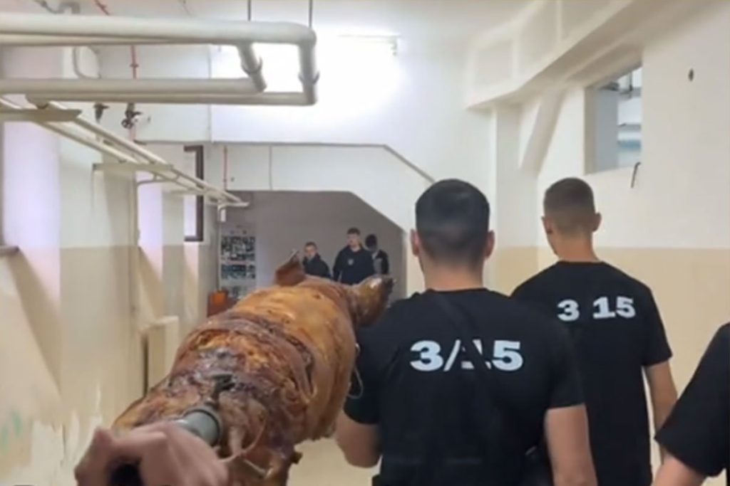 NESVAKIDAŠNJI SNIMAK: Donijeli pečeno prase u školu „da poprave ocjene“ (VIDEO)