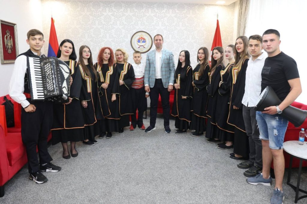 SELAK UGOSTIO DJECU SA KOSOVA I METOHIJE: „Ne smijemo zaboraviti naš narod na Kosmetu“ (FOTO)