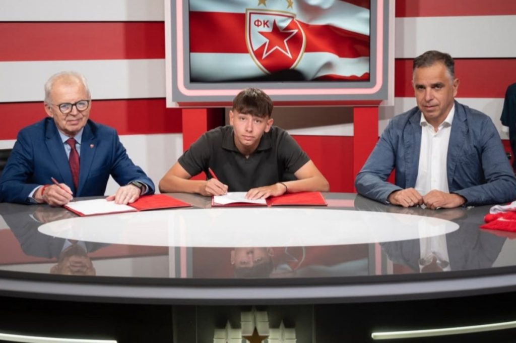 MLADA FUDBALSKA ZVIJEZDA IZ BANJALUKE: Matej potpisao prvi profesionalni ugovor za Crvenu zvezdu (FOTO)