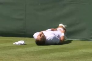 ЈЕЗИВ ПАД МЕЂЕДОВИЋА: Језиве сцене на Вимблдону, српски тенисер запомаже од болова (ВИДЕО)