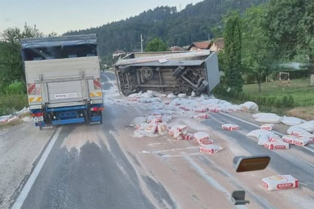 KAMION SA BRAŠNOM SE PREVRNUO: Otežan saobraćaj na putu kod Doboja