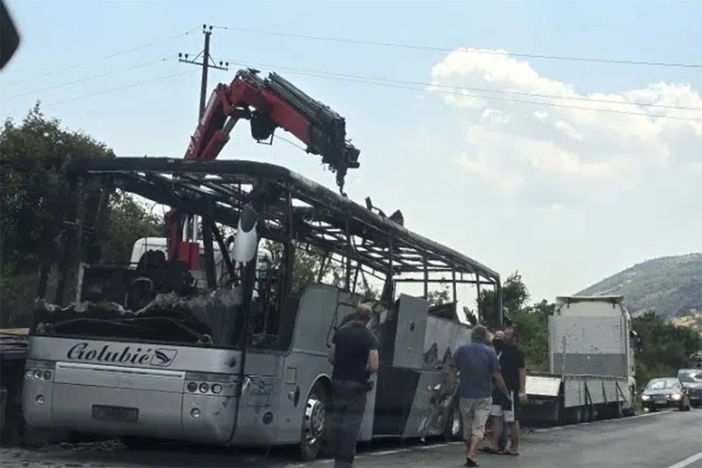 U CRNOJ GORI IZGORIO AUTOBUS IZ BiH: Na svu sreću putnici evakuisani na vrijeme