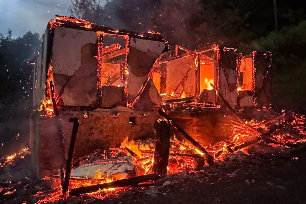 KUĆA IZGORJELA DO TEMELJA: Stravičan požar u Banjaluci (FOTO)