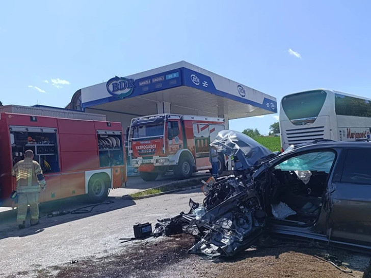 TEŠKA SAOBRAĆAJKA KOD PRIJEDORA:  Sudarili se autobus i automobil