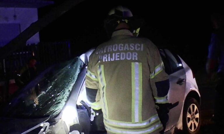 ŽENA SA TEŠKIM POVREDAMA PREVEZENA NA UKC: Stravična saobraćajna nesreća kod Prijedora