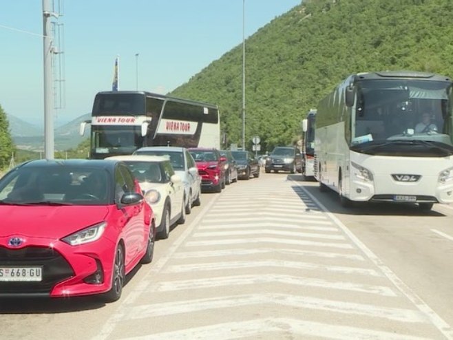 NEPREGLEDNE KOLONE PREMA HRVATSKOJ I CRNOJ GORI: Evo koliko se čeka na granicama
