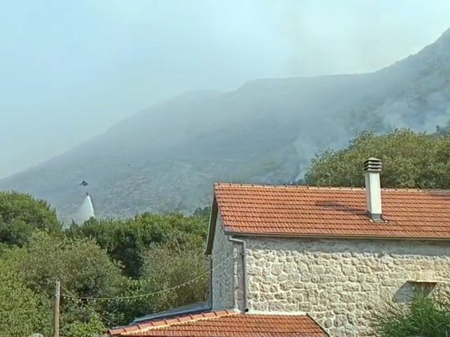 POŽARI KOD TREBINJA I DALJE AKTIVNI: Vatra se približila kućama