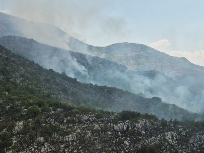 SITUACIJA NA POŽARIŠTIMA U HERCEGOVINI STABILNIJA: Vatrogasci odbili vatru od kuća