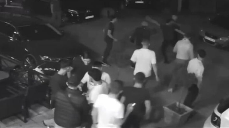 MALOLJETNIK IZBODEN, PREMINUO U BOLNICI: Pojavio se snimak masovne tuče u Novom Pazaru (VIDEO)