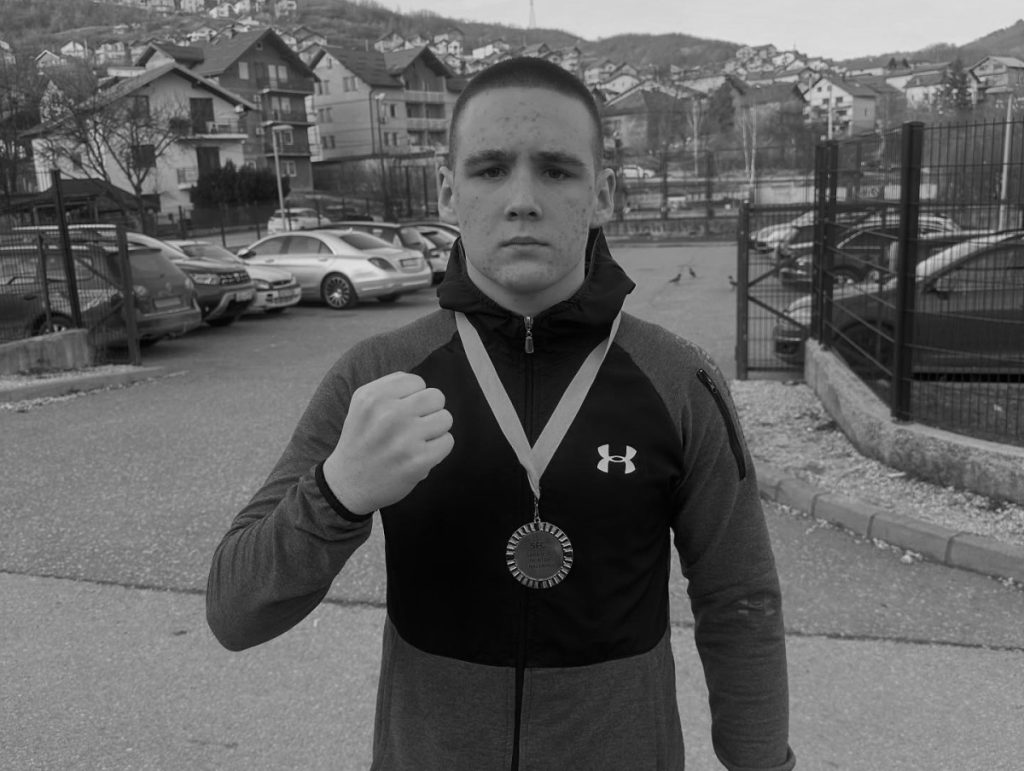 TRAGEDIJA U TUZLI: Pogledajte kako izgleda automobil nakon nesreće u kojoj je poginuo mladi sportista (FOTO)