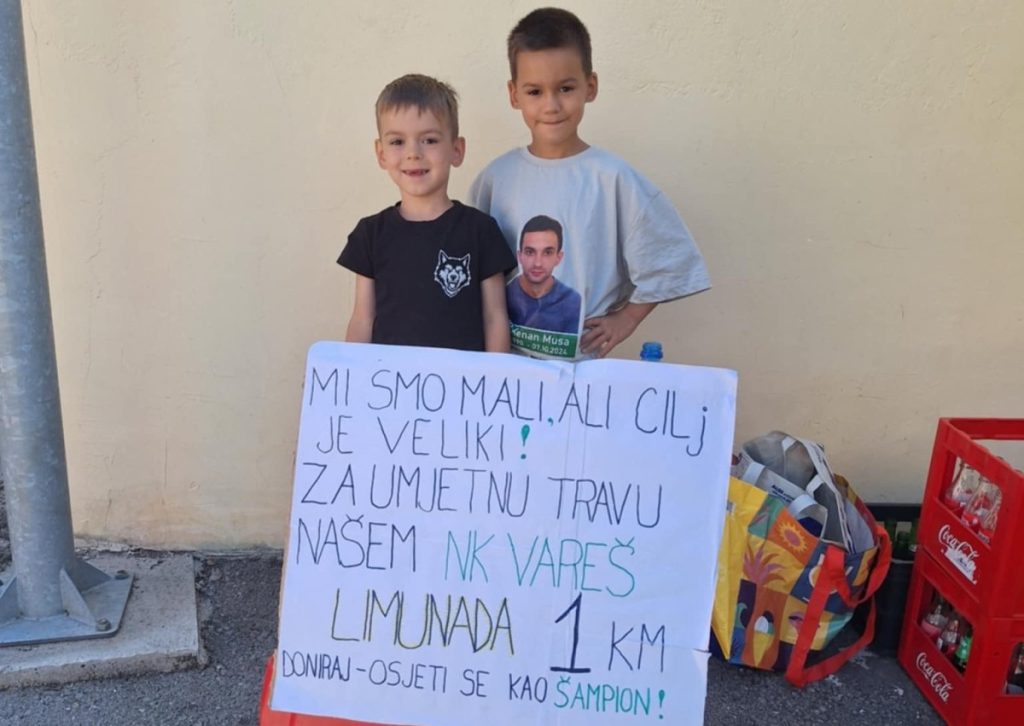 PRODAJU LIMUNADU, KAKO BI KUPILI TRAVU ZA FUDBLASKI KLUB: Dječaci iz Vareša velikog srca pokrenuli val dobrote (FOTO)