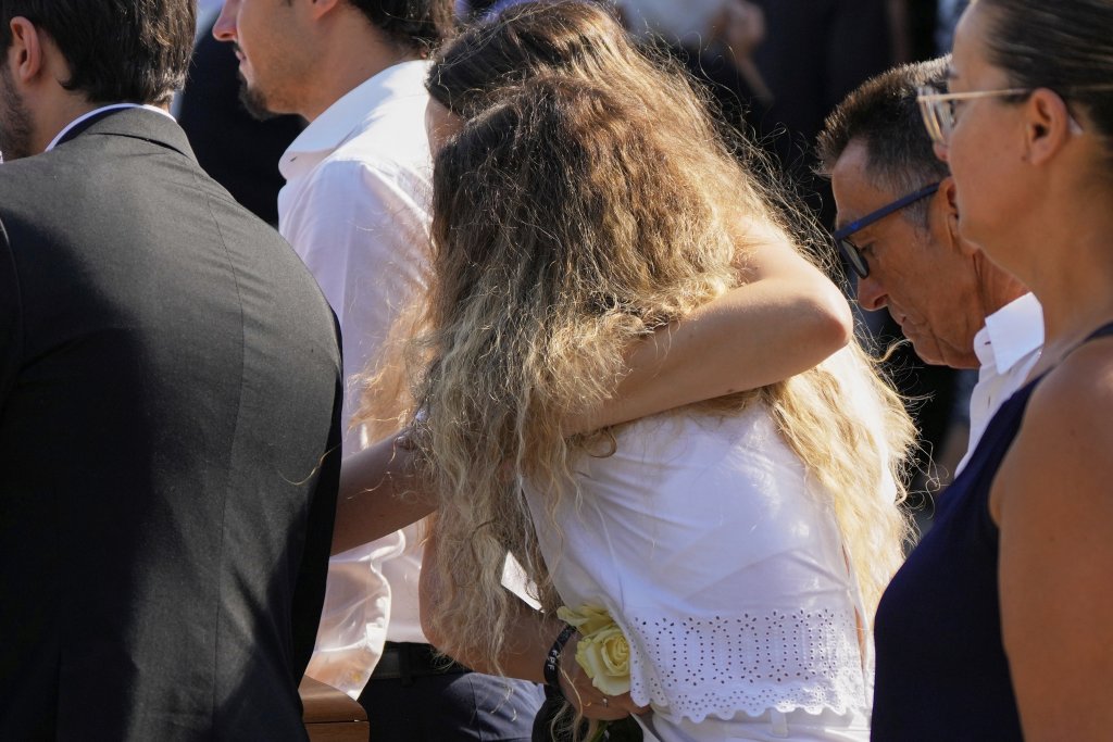 VJENČALI SE PRIJE DVIJE SEDMICE: Supruga Dioga Žote na sahrani u bijelom