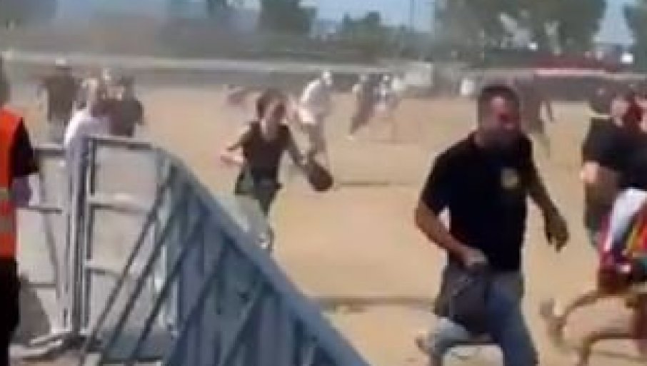 NAJVEĆI NACISTIČKI SKUP U EVROPI: Ovako jurišaju da zauzmu mjesto na Tompsonovom kocertu (VIDEO)