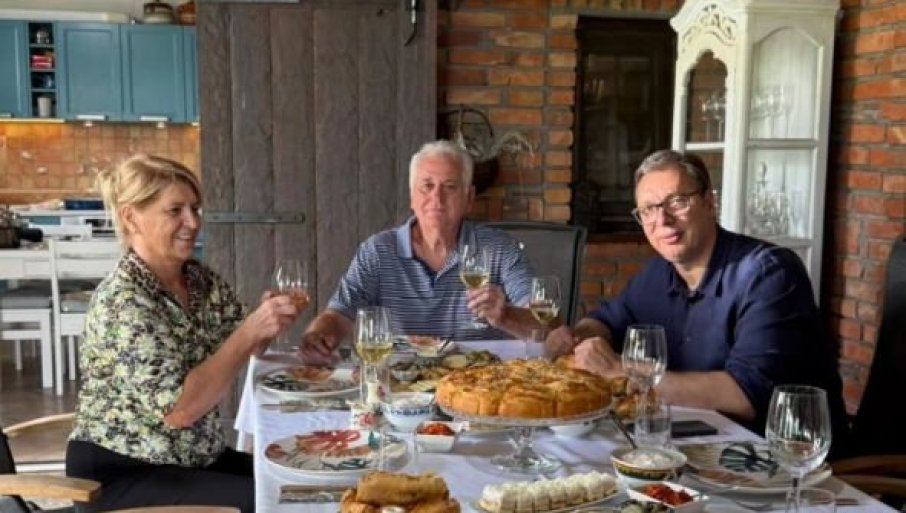 „ČUO SAM MNOGO MUDRIH SAVJETA“ Toma Nikolić ugostio Vučića u svom domu u Bajčetini (FOTO)