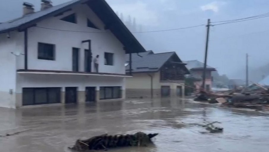 OLUJA PREVRNULA ČAMAC NA DUNAVU: Nastradale četiri osobe, među njima i dijete (VIDEO)
