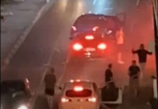 MASOVNA TUČA U SARAJEVU: Nastala makljaža u prometnoj ulici, objavljen snimak sukoba (VIDEO)