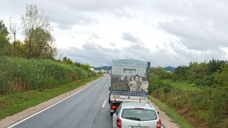 POGINUO VOZAČ AUTOMOBILA: Teška saobraćajna nesreća kod Lukavca