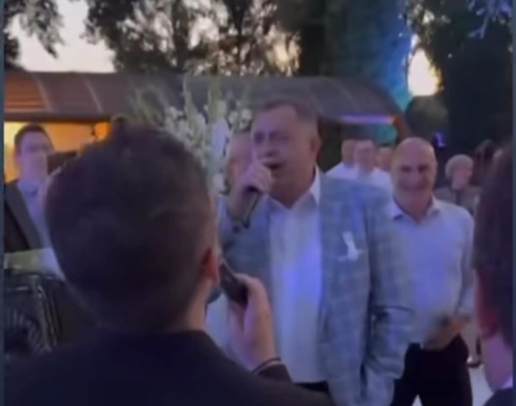 NOVI DETALJI SA SVADBE SINA NENADA STEVANDIĆA: Dodik zapjevjevao svoju omiljenu pjesmu (VIDEO)