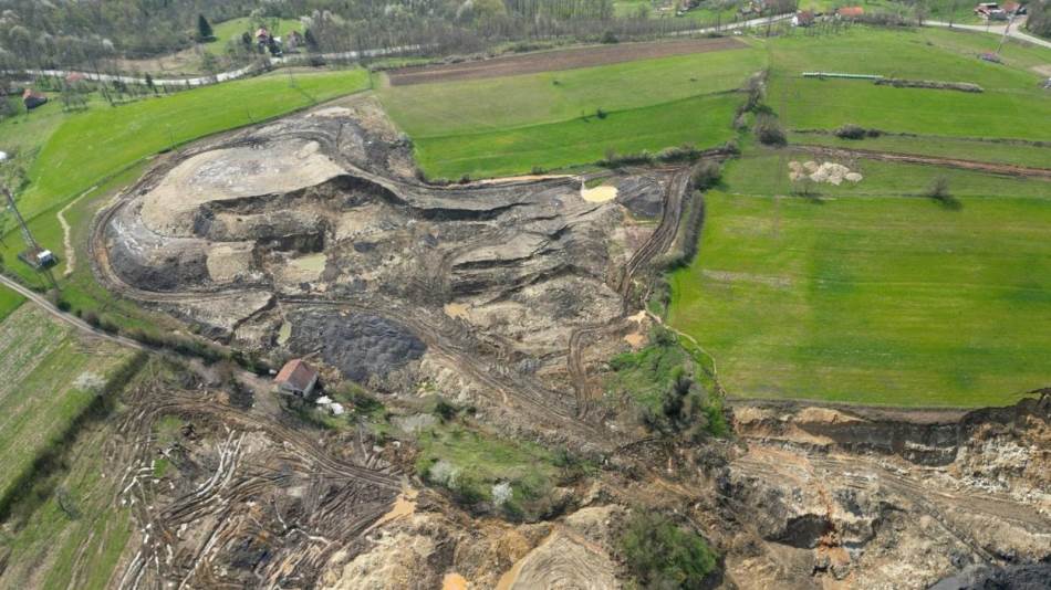 ZABRINJAVAJUĆI SNIMAK IZ PRIJEDORA: Na Bukovoj Kosi gori lignit, nakon kiše se puši (VIDEO)