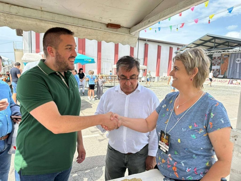 DRINIĆ OTVORIO SAJAM POLJOPRIVREDE „UKUSI DOMAĆE TRPEZE“ U POTKOZARJU: „Vjerujem u ljude koji rade, stvaraju i ne odustaju“ (FOTO)
