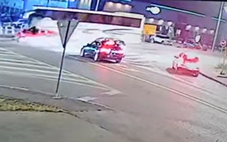 TEŽAK SUDAR DVA AUTOMOBILA I AUTOBUSA: Objavljen snimak jezive saobraćajne nesreće u Kozarcu (VIDEO)