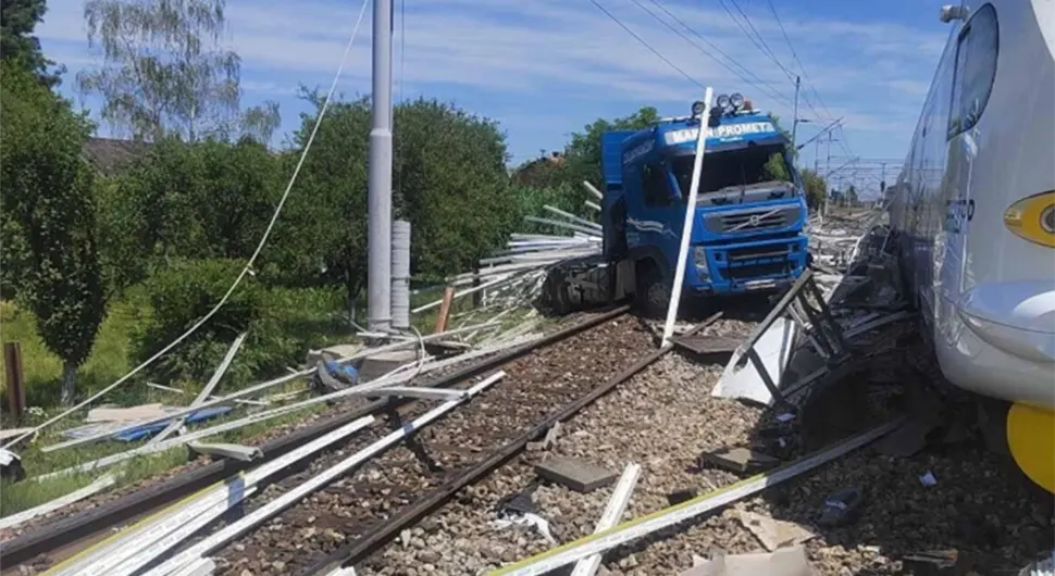 КАМИОН ПОДЛЕТИО ПОД ВОЗ, ИМА ПОГИНУЛИХ: Језива саобраћајна несрећа у близини границе БиХ