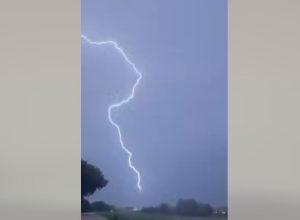 СНИМАК ОЛУЈНОГ НЕВРЕМЕНА У ХРВАТСКОЈ: Гром ударио у топлану код Загреба