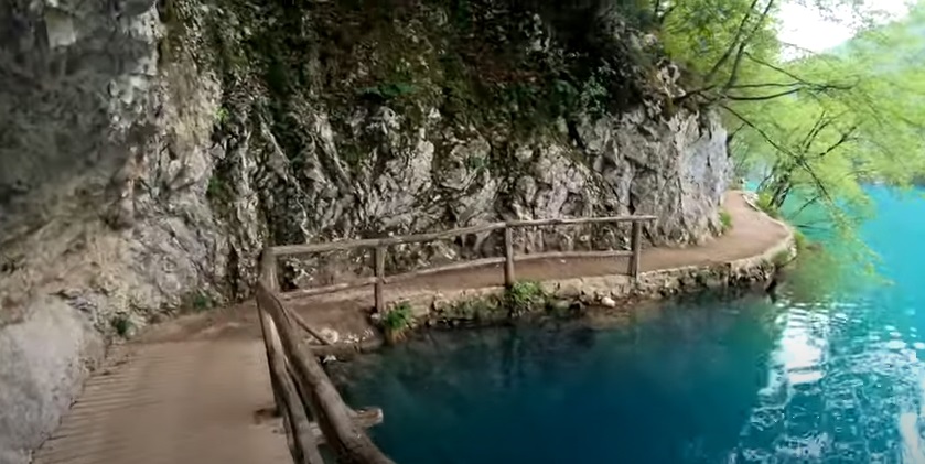 ŠESTORO POVRIJEĐENIH U PARKU „PLITVIČKA JEZERA“: Turistički vozić sletio sa puta