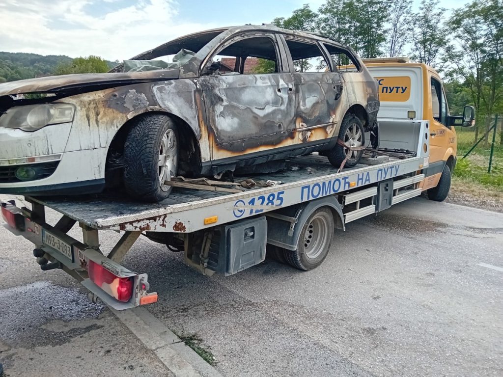 „ШТА МЕ СУТРА ЧЕКА…“ Огласио се Хуртић након што му је запаљен аутомобил (ФОТО)